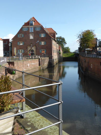 Am Hafenausgang liegt der Schwedenspeicher,