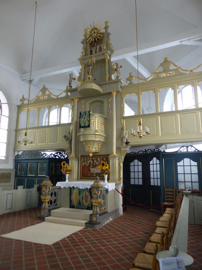 Altar und Kanzel werden, wie es im 18. Jahrhundert im Alten Land üblich war, zu einem Kanzelaltar zusammengefaßt, der bis zu dem "Auge Gottes" hoch aufragt.