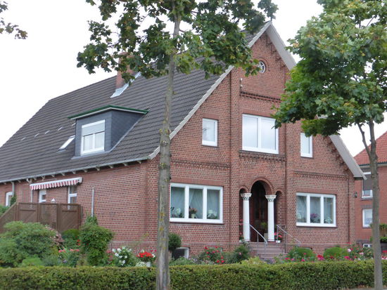 viele Häuser im alten Land haben einen Säuleneingang - neuere