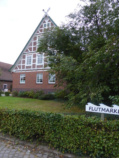 Hofladen mit riesigen Obstplantagen - und einer Brennerei!! - mir fällt die Flutmarke bis zu der das Wasser der Elbe schon mal steht!