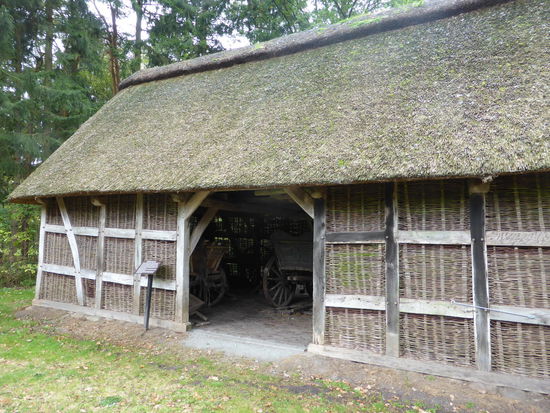 Für eine bessere Durchlüftung wurden die Gefache senkrecht mit Holzstäben (Staken) versehen und waagerecht mit Weidenruten durchflochten. Das Material für Staken und Flechtwerk ist stets landschaftlich bedingt.