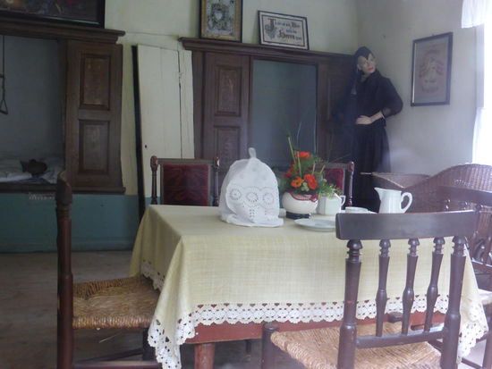 dafür können wir aber die eingerichteten Räume durch die Fenster anschauen