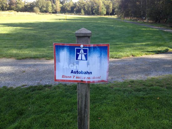auf diesem Par3-Loch verläuft die Autobahn direkt hinter dem Grün !