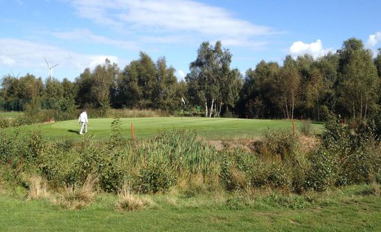 Loch 18 - das Wasser im Vordergrund ist länger/breiter als gedacht