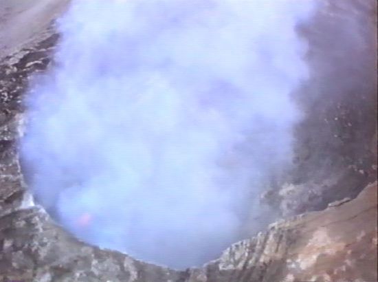 unten lodert das Feuer glühender Lava