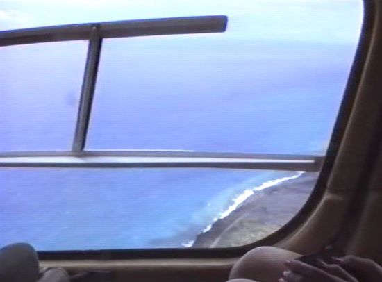 entlang der Küste ist die glühende Lava nur sporadisch zu erkennen, aber die Gischt der Wassermassen