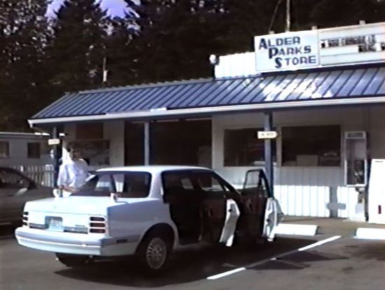 Christel bekommt auch einen Mug, der nun täglich mehrmals mit dem ortsüblichen (dünnen) Kaffee aufgefüllt wird.