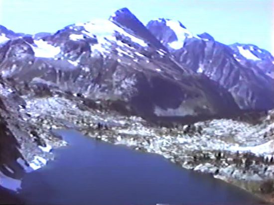 hinter dem Mt. BigBee liegt der große See, an dem die beiden 1 Woche wandern wollen. Der Pilot soll sich dann hoer wieder abholen.