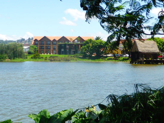 das Tamboho-Hotel liegt in einer abgesperrten Sicherheitszone, was wir schlaftrunken nachts gemerkt haben, als wir durch ein Tor in das Viertel eingefahren sind.