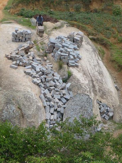 zunehmend werden auch große Pflastersteine aus den Felsen gebrochen