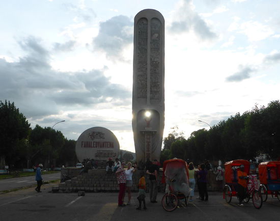 auf der Hälfte der Verbindungsallee steht eine Stele (mit Loch für die Sonne?) an der großen Straßenkreuzung