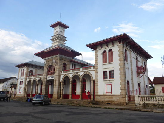 auch Bahnhof mit durchaus imposanter Architektur