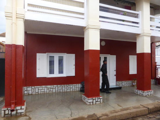 schon vor der Tür steht ein Wachposten!