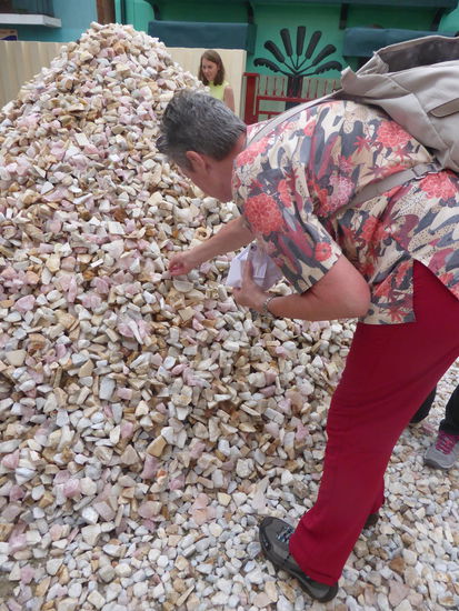 aus einem großen Berg Bruchstücken darf sich jeder sogar ein Souvenir mitnehmen