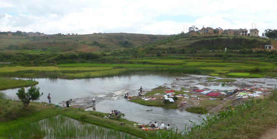 wo immer möglich wird am Fluß Wäsche gewaschen