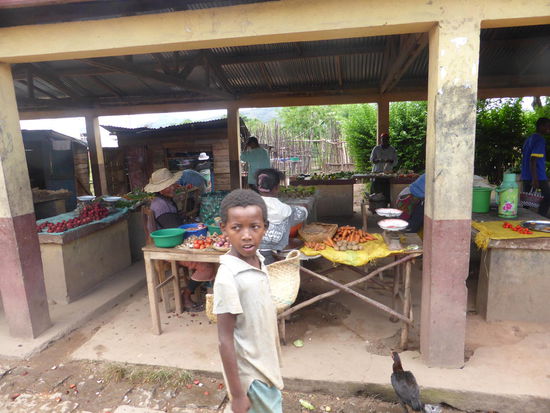in jedem Ort bieten offene  Verkaufsstellen Gemüse, Obst und Fleisch an