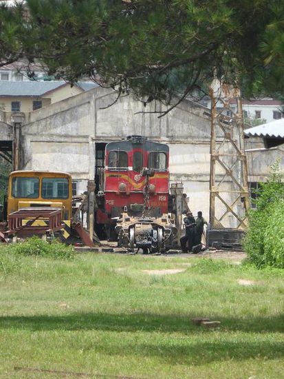 im fernen Lokschuppen wird die Lokomotive instandgesetzt