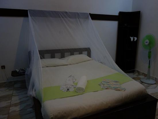 das Zimmer wurde inzwischen mit (ausziehbarem) Moskitonetz vorbereitet!