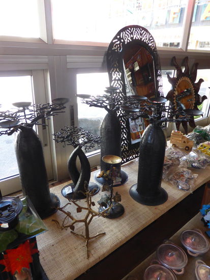 im Souvenirshop gefallen mir die Blechbaobabs