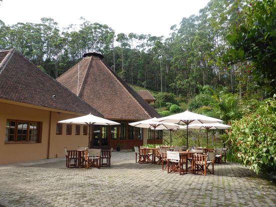 die Terrasse der Vakona Lodge lädt zum Frühstück
