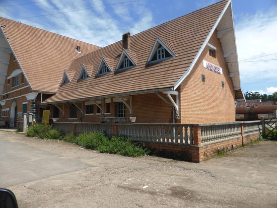 durchaus pompöses Bauwerk - der Bahnhof von Andasibe