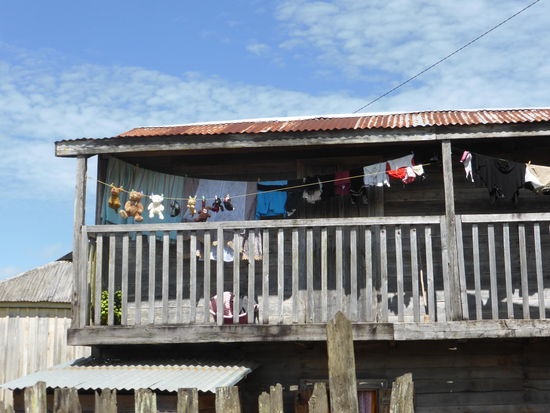 die Häuser sehen dagegen nicht sehr luxuriös aus