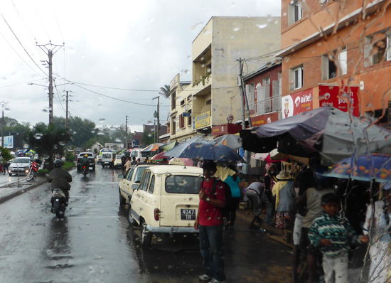 das Leben der Madegassen auf den Strassen geht unvermindert weiter