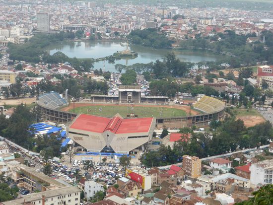 Mahamasina Municipal Stadium im Vordergrund - Lake Anosy mit Monuments aux Morts in der Inselmitte. 
Aussichtspunkt:  18°55'28.08" S / 47°31'51.89" O