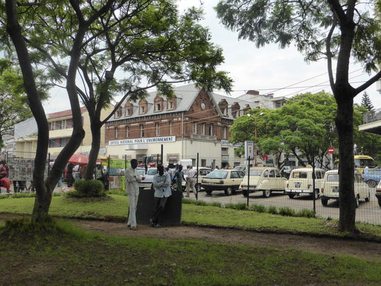 Place de l'Independance - am oberen Ende der unendlich langen Treppe zwischen Ober- und Unterstadt.