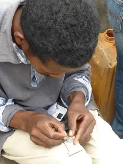 an der Treppe wird gehandelt, verkauft, produziert - es gibt nichts was es nicht gibt