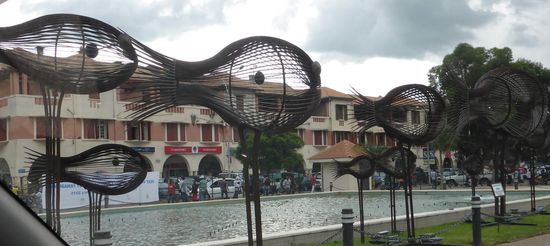 der Mittelstreifen der Avenue ist tw. mit Grünflächen - Oasen der Ruhe - belegt