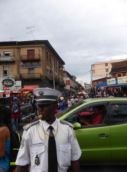 der Polizist beherrscht das Chaos (nicht)
