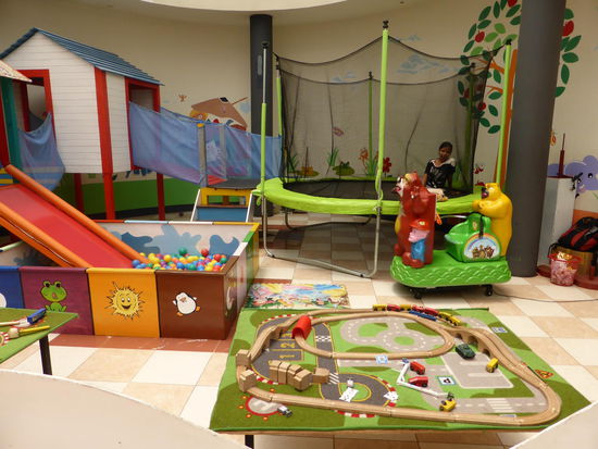 sogar einen Kinderspielplatz bietet die Mall für gestresste Mütter an