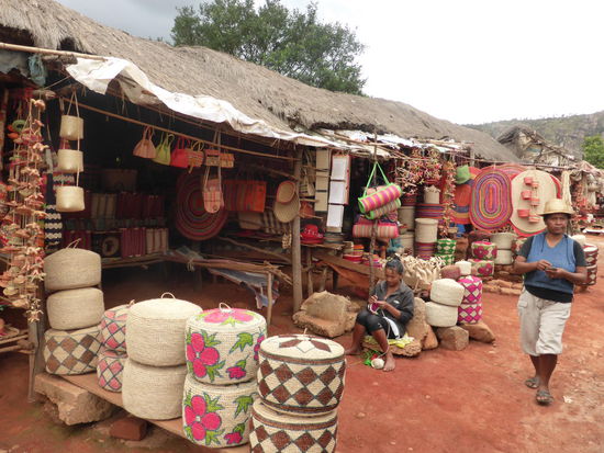 mit Verkaufsständen - ich kann einem kleinen Baobab aus Bast für 30 Eurocents nicht widerstehen