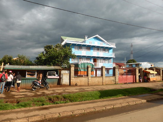 Die Gebäude an der RN 7 bei Einfahrt in Antsirabe deuten bereits an, dass es sich um eine größere Stadt handelt, die auch einen gewissen Reichtum nicht verbirgt.