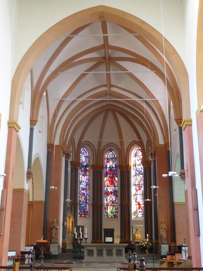 der Anblick des Suitbertusschein  - im Chor rechts zu sehen - wird dem Besucher jedoch verwehrt, da die Altarregion sicherheitsüberwacht ist.