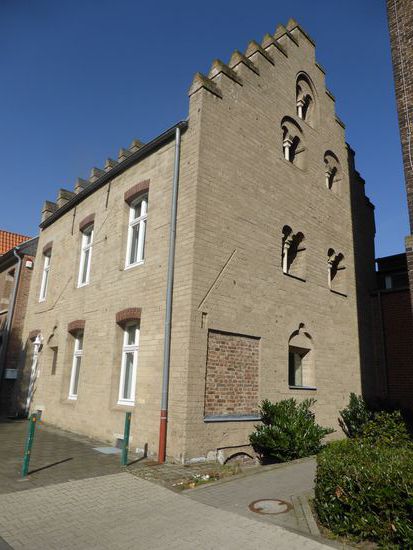 das benachbarte Krankenhaus verzichtete im Interesse der Wiederherstellung des Romanischen Hauses auf einen Verbindungsbau, so dass die Ostfassade mit ihren Biforien (zweibogige Fenster) weitgehend freigestellt werden konnte.