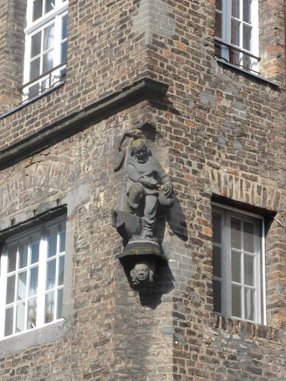 an der rechten vorderen Gebäudeecke ist die Zöllnerplastik von Bernhard Lohf angebracht.