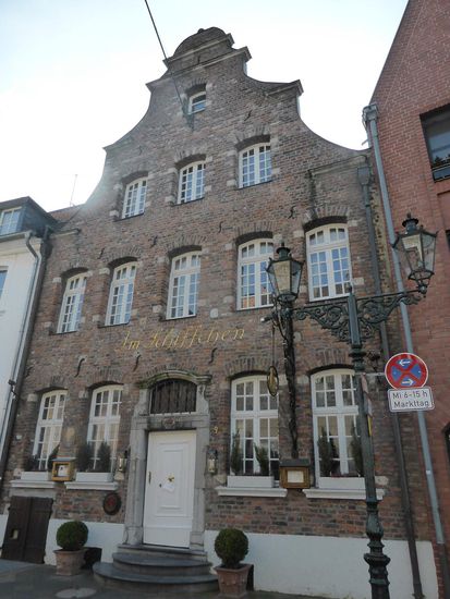 gegenüber liegt ein ebenfalls schönes Giebelhaus, in ihm ist heute ein Restaurant mit Sterneküche untergebracht.