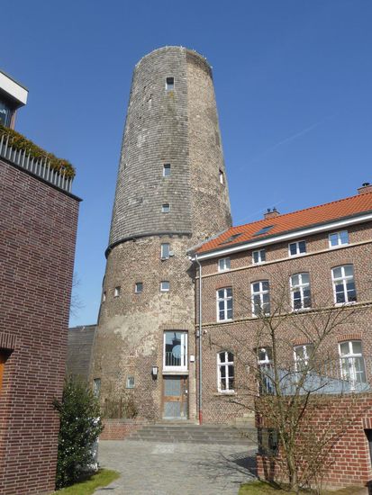 Turmhelm und Flügel der Mühle fehlen. Die westliche Hälfte des Mühlenturms wurde mit Schindeln verkleidet.
Der Turm weist zahlreiche kleine Fensteröffnungen auf. Am unteren Drittel sind Konsolen um den Kegel herumgeführt. Nach rechts schließt ein Wohnhaus an. Im Winkel zu diesem Haus befindet sich der Eingang zum Turm.