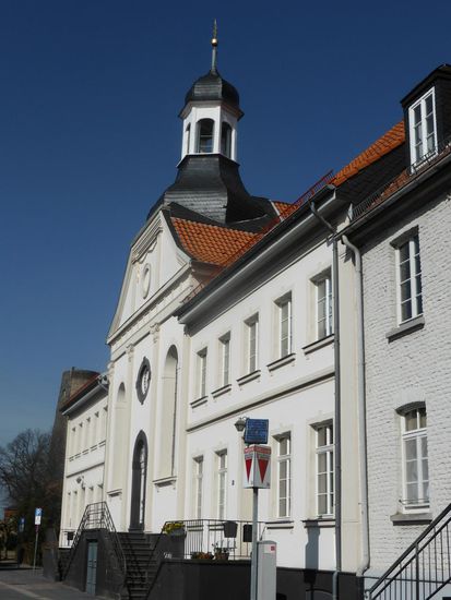 das barocke Türmchen, die Glocken und die ursprünglichen Fenster wurden wegen des Geldmangels von der 1805 abgebrochenen Abtei Düsselthal günstig erworben