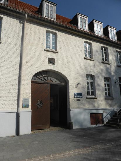 Das anliegende Haus diente zwischenzeitlich einmal als Semiar für Lehrerinnen