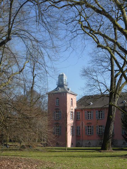 Herrenhaus im 18. Jahrhundert durch die Grafen (späteren Fürsten) von Hatzfeld anstelle gotischer Vorgängerbauten als kastellartiger Dreiflügelbau mit vier rechteckigen Flankiertürmen errichtet
1810-1820 klassizistisch umgestaltet