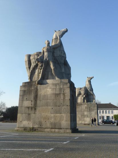 bereits die beiden Statuen am Eingang des großen Nordparks erleichtern die zeitliche Einordnung in die 30er Jahre