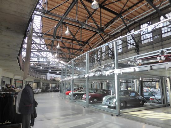 gläserne Parkgaragen mit 'Edelfahrzeugen'