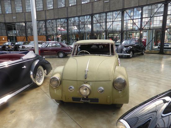 oder auch mal ein völlig unrestaurierter - recht demolierter - Oldtimer
es handelt sich um einen Tatra