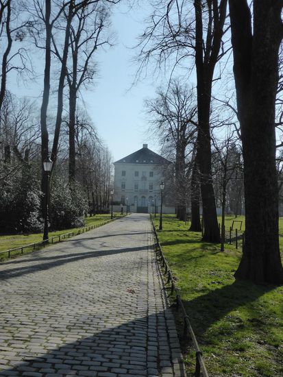Schloss Mickeln - als herrschaftlichen Zugang ersann Weyhe eine prachtvolle Lindenallee, deren Breite von acht Metern sich allmählich auf das Doppelte ausdehnt und damit perspektivisch einen besonderen Effekt erzielt.