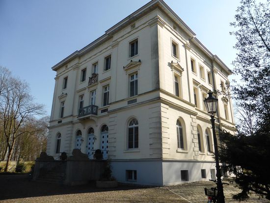 das jüngste Gebäude des Komplexes ist Schloss Mickeln selbst. Es entstand von 1839 bis 1842 nach einem Brand, dem das ursprüngliche, auf das Jahr 1210 zurückgehende "Haus Mickeln" zum Opfer fiel.