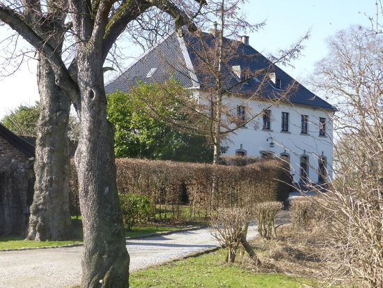 heute in Schloß Meierhof integriert - Gutshof mit Herrenhaus, der 1939 auf dem Grund des damaligen Schloss Mickeln erbaut wurde.