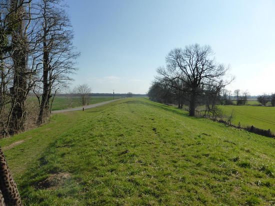 der große Rheinbogen verläuft westlöich und südlich von Himmelgeist - hier sind Dämme angelegt, um die Rheinauen evt. als Hochwasserauffangbecken  nutzen zu können.